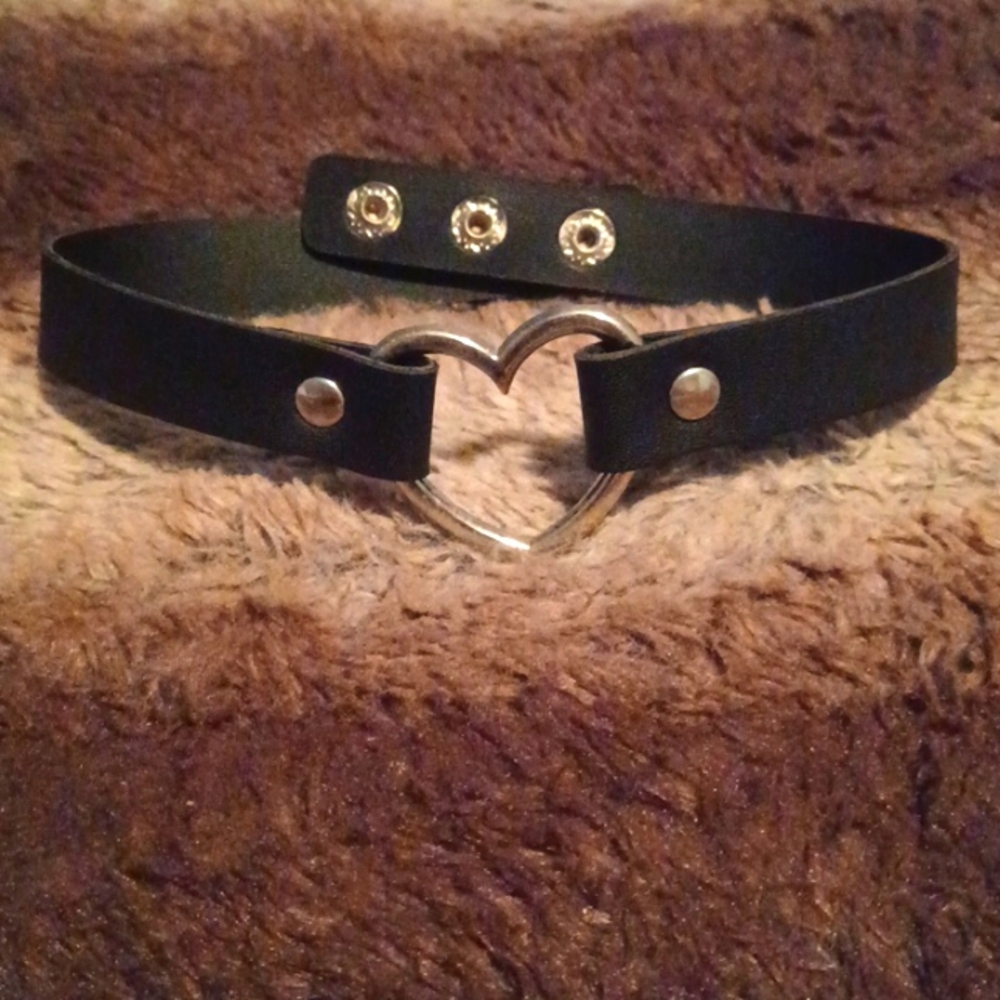 Heart chocker necklace